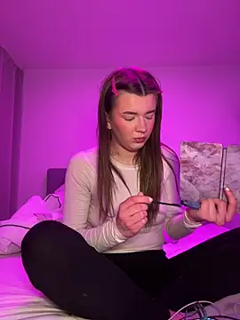 Leasophie online show from March 10, 2025, 10:45 pm