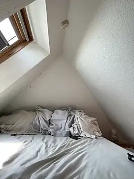 Leasophie online show from March 21, 2025, 12:39 pm