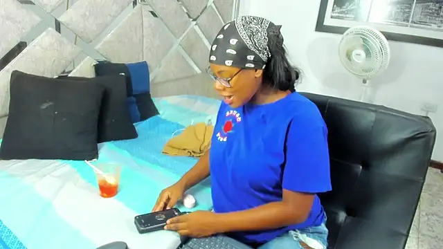 Snapshot of EvaxEmma chatting on April 24, 2026, 1:24 pm EvaxEmma online show from April 24, 2026, 1:24 pm