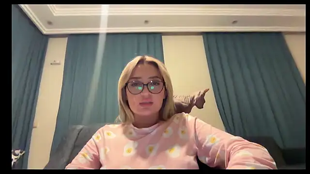 yaprakmericc online show from November 22, 2025, 11:25 pm