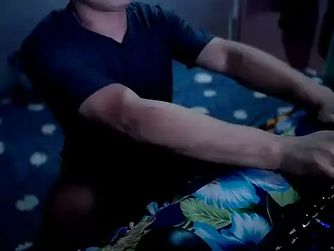 Snapshot of Cloudycockcare chatting on October 9, 2025, 5:24 pm Cloudycockcare online show from October 9, 2025, 5:24 pm