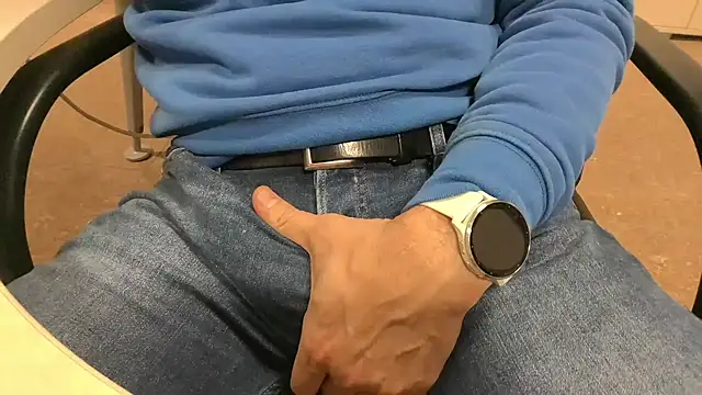 alessandroman2114 online show from February 10, 2026, 5:45 pm