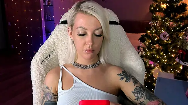 tykioty Miley online show from December 22, 2025, 4:07 pm