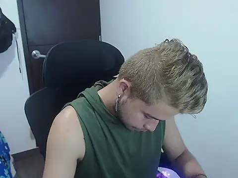 Snapshot of JOHANLEON1 chatting on October 10, 2025, 3:46 pm JOHANLEON1 online show from October 10, 2025, 3:46 pm