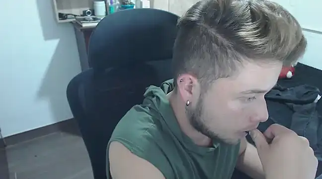 Snapshot of JOHANLEON1 chatting on March 14, 2025, 1:59 am JOHANLEON1 online show from March 14, 2025, 1:59 am