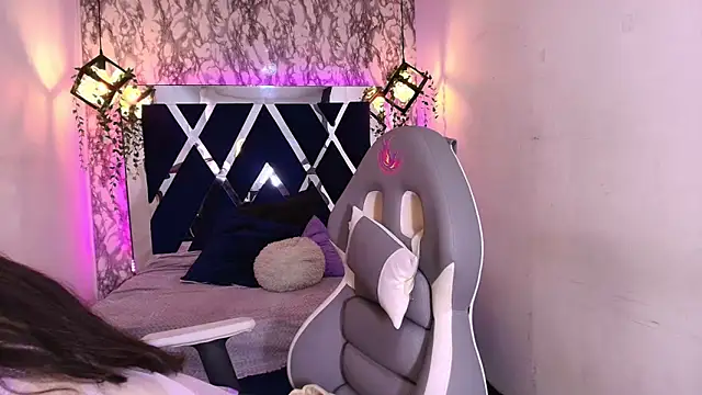 Karla hernandez  online show from October 17, 2025, 11:56 am