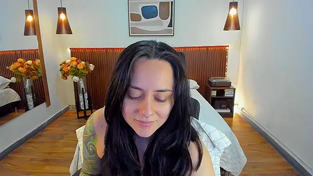 Snapshot of KatherineBond chatting on June 17, 2026, 6:07 pm KatherineBond online show from June 17, 2026, 6:07 pm