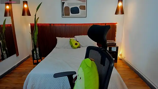 KatherineBond online show from October 20, 2025, 7:03 pm