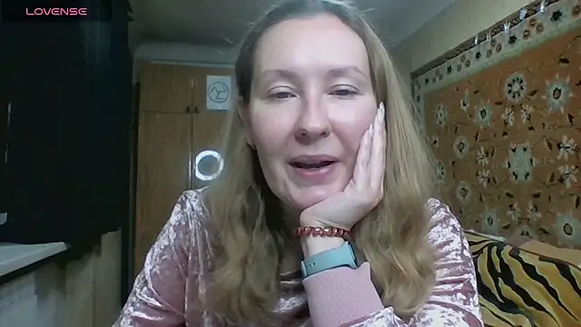 Snapshot of AnnaXLovers chatting on October 21, 2025, 10:14 am AnnaXLovers online show from October 21, 2025, 10:14 am