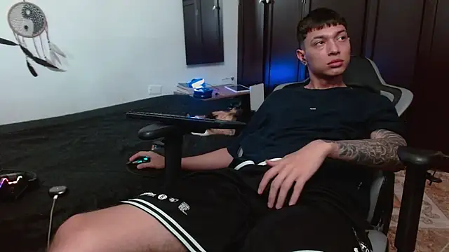 Snapshot of aaron_blug chatting on October 11, 2025, 8:43 pm aaron blug online show from October 11, 2025, 8:43 pm