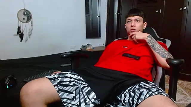 Snapshot of aaron_blug chatting on February 12, 2025, 1:30 am aaron blug online show from February 12, 2025, 1:30 am