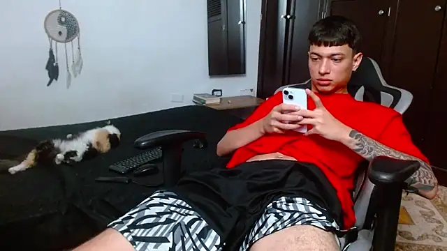 Snapshot of aaron_blug chatting on February 22, 2025, 9:59 pm aaron blug online show from February 22, 2025, 9:59 pm