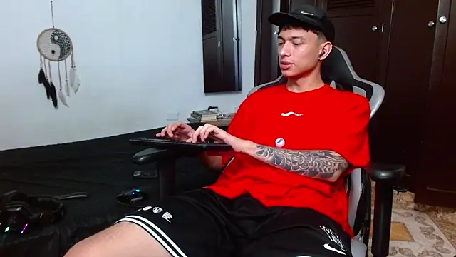 Snapshot of aaron_blug chatting on February 19, 2025, 1:51 am aaron blug online show from February 19, 2025, 1:51 am