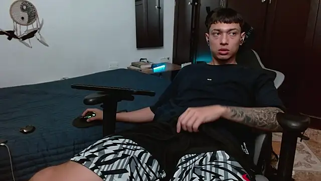 Snapshot of aaron_blug chatting on November 19, 2025, 10:54 pm aaron blug online show from November 19, 2025, 10:54 pm