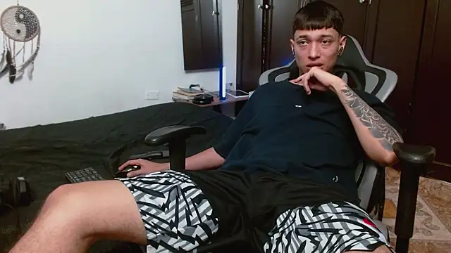 Snapshot of aaron_blug chatting on September 28, 2025, 1:34 am aaron blug online show from September 28, 2025, 1:34 am