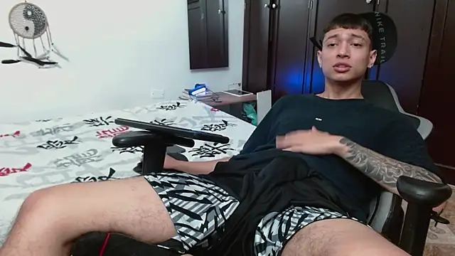 Snapshot of aaron_blug chatting on November 12, 2025, 4:55 pm aaron blug online show from November 12, 2025, 4:55 pm