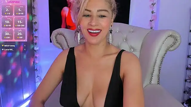 Snapshot of Isabelhot1 chatting on July 7, 2026, 6:44 pm Isabelhot1 online show from July 7, 2026, 6:44 pm