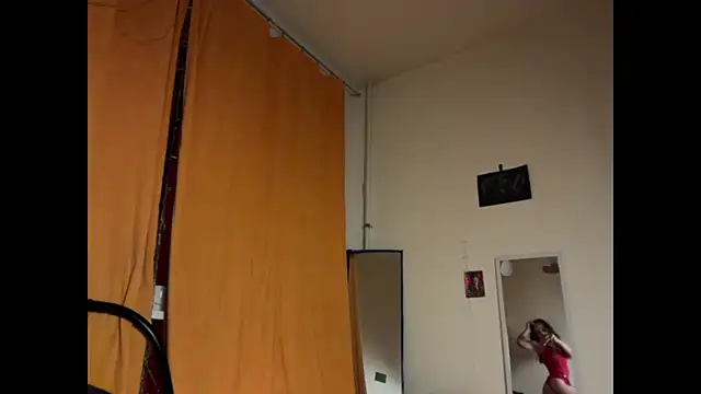 MikkyMoony online show from November 28, 2025, 4:40 pm