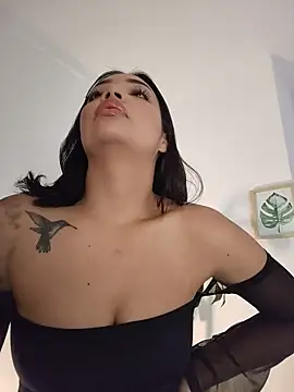 Snapshot of Sara_LipsX chatting on November 9, 2025, 3:32 am Sara LipsX online show from November 9, 2025, 3:32 am