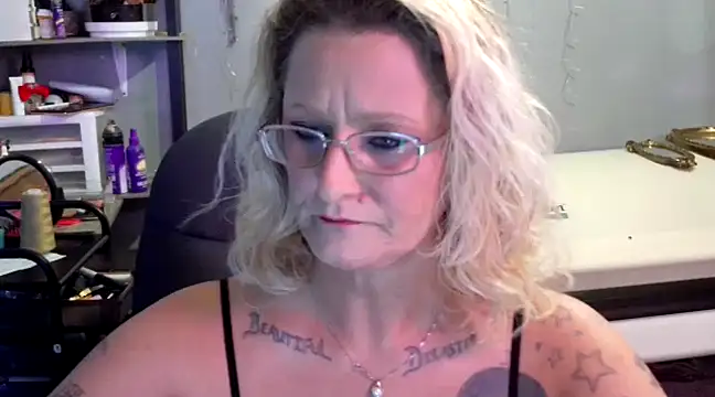 Snapshot of Lisalovely6981 chatting on January 24, 2025, 6:04 pm Lisalovely6981 online show from January 24, 2025, 6:04 pm