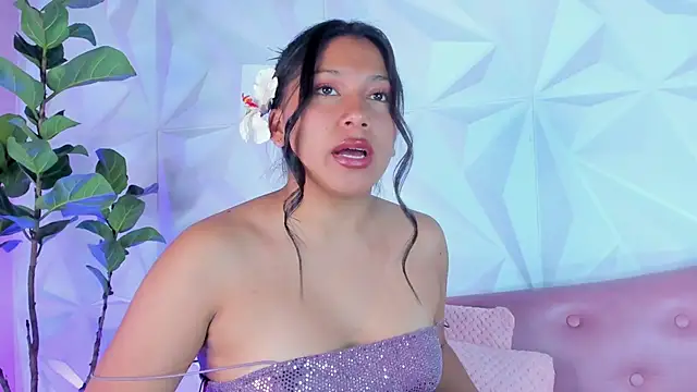 LinnaGardenia online show from February 4, 2025, 1:06 pm