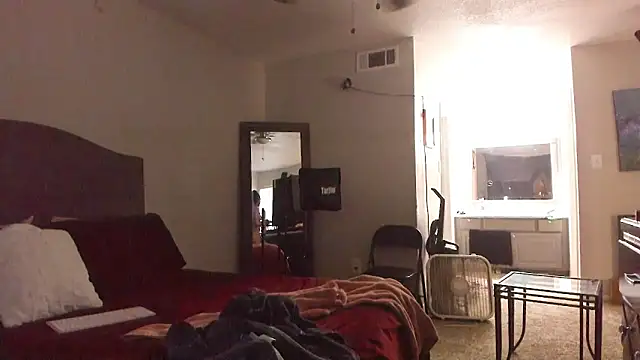 yiauana online show from April 12, 2026, 11:41 pm