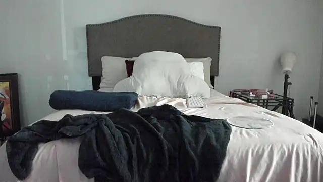 yiauana online show from October 8, 2025, 12:01 am