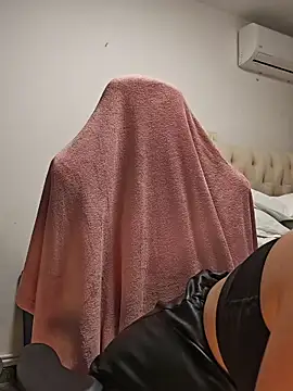 AvaLloyd online show from December 17, 2025, 3:33 am