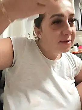 AvaLloyd online show from October 6, 2025, 2:46 am