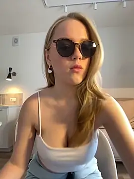 Snapshot of Little_Forest_ELF chatting on November 21, 2025, 9:30 am Little Forest ELF online show from November 21, 2025, 9:30 am