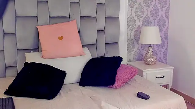 Charlotte  08 online show from October 20, 2025, 7:14 pm