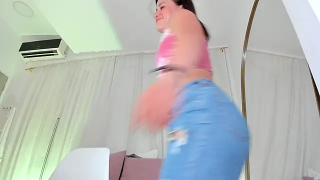 Petite Lucie online show from November 5, 2025, 7:06 pm