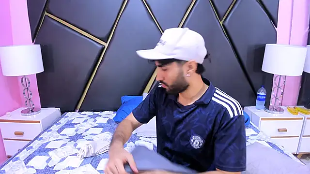 MilanZaire online show from November 8, 2025, 2:15 am