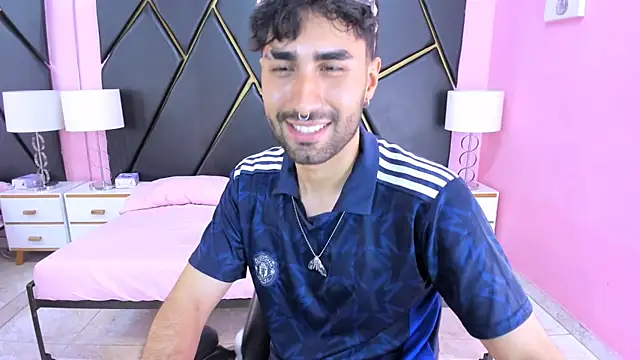 MilanZaire online show from November 11, 2025, 11:53 pm