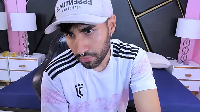 MilanZaire online show from November 5, 2025, 1:52 am