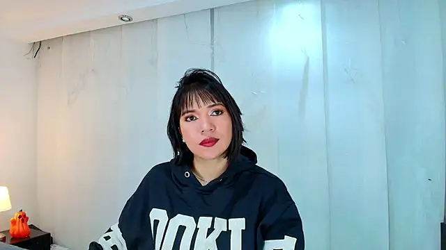 lina bedoya  online show from October 16, 2025, 11:29 am