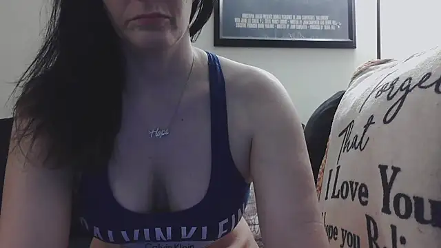 Snapshot of CrystalLakeXO chatting on September 21, 2025, 5:34 am CrystalLakeXO online show from September 21, 2025, 5:34 am