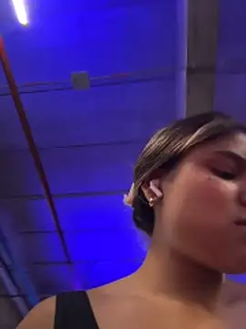 SaraParisi online show from November 7, 2025, 5:17 pm