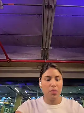 SaraParisi online show from November 5, 2025, 4:21 pm