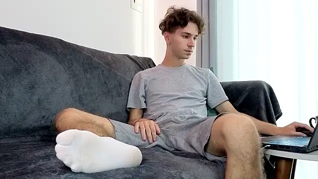 Joseph  Quinn online show from March 25, 2026, 5:29 am