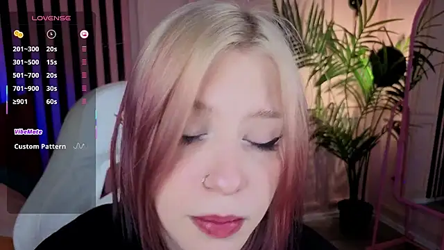 Snapshot of arielabradberry chatting on October 9, 2025, 3:45 pm arielabradberry online show from October 9, 2025, 3:45 pm