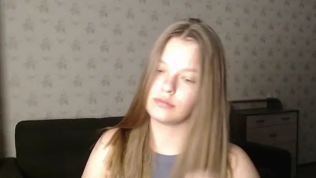 Snapshot of EmySway chatting on January 21, 2025, 10:19 pm EmySway online show from January 21, 2025, 10:19 pm