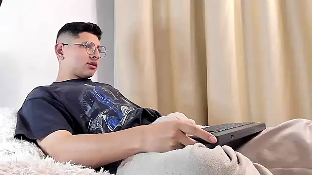 a lejandro 0 8 online show from February 8, 2025, 6:33 am