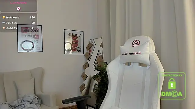 SuzyJamess online show from February 12, 2025, 6:40 am