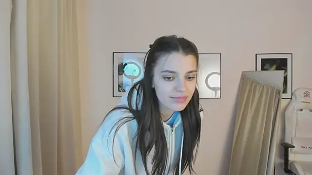 SuzyJamess online show from December 18, 2024, 2:10 am