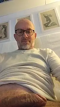 Snapshot of MadProfessor chatting on November 18, 2025, 10:45 pm MadProfessor online show from November 18, 2025, 10:45 pm