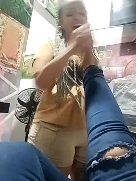 manzanahot9 online show from November 23, 2025, 4:39 pm