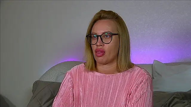 MariaNeumann online show from October 19, 2025, 6:32 pm