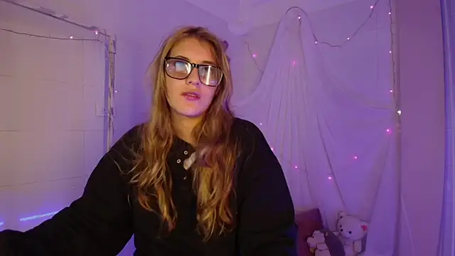 Giia paiige18 online show from October 31, 2025, 3:03 am