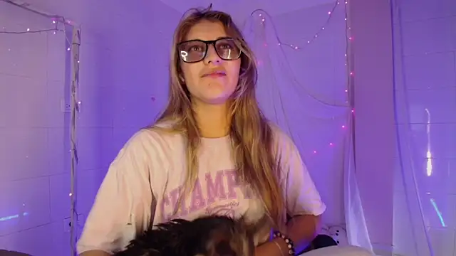 Giia paiige18 online show from December 2, 2025, 7:48 pm